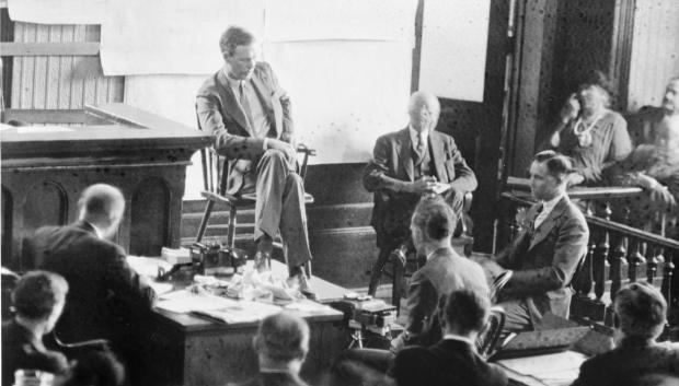 Lindbergh testificando en el juicio de Hauptmann. Hauptmann está de medio perfil a la derecha