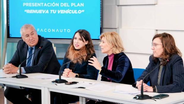 Marta Blazquez, presidente de Faconauto, explican el plan junto a las autoridades gallegas