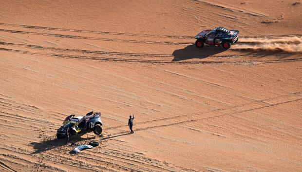 Carlos Sainz pasa por delante de Nasser Al-Attiyah en el Rally Dakar