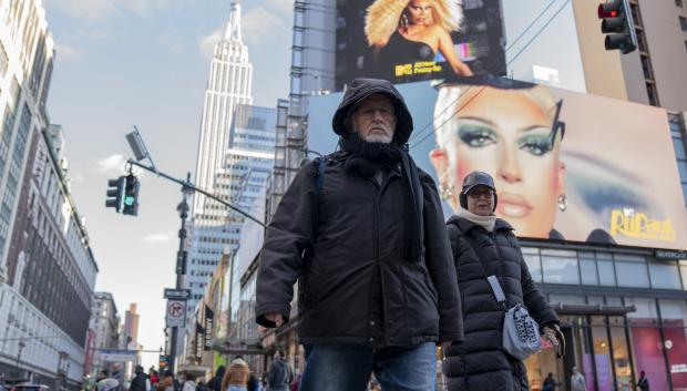 Personas caminan abrigadas por las calles de Nueva York