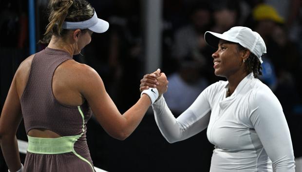 Paula Badosa y Taylor Townsend se saludan al final del partido