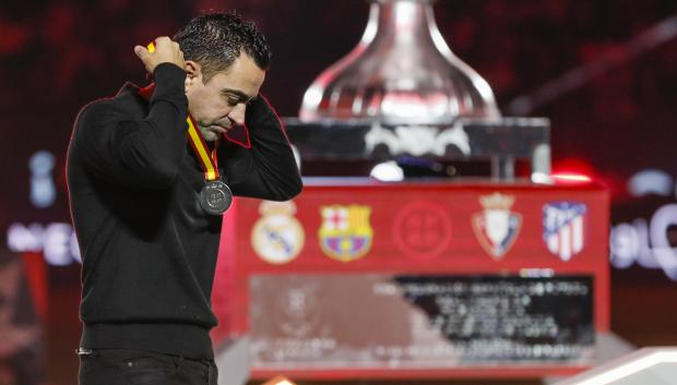 Xavi Hernández, tras recibir la medalla de subcampeón de la Supercopa de España
