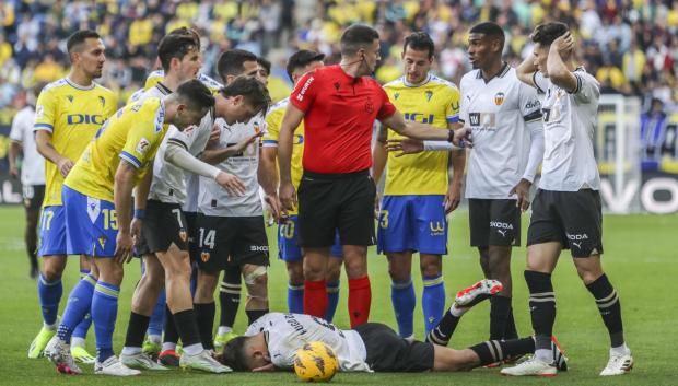 Hubo polémica en el partido entre Cádiz y Valencia