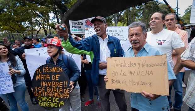 Jubilados venezolanos protestan por un aumento de las pensiones