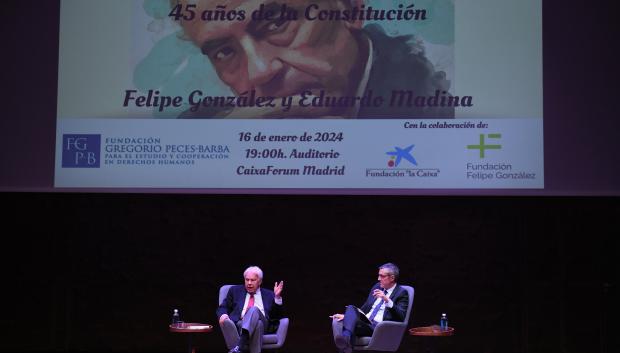 El expresidente del Gobierno Felipe González (i) y el exdiputado del PSOE Eduardo Madina
