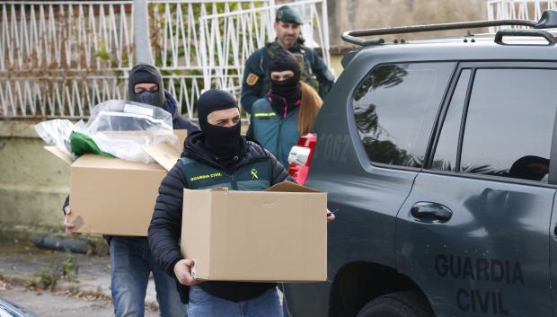 Agentes extrayendo el material requisado