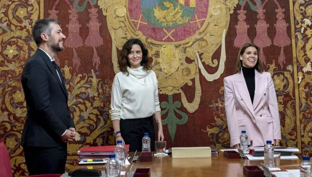 El consejero de Presidencia, Miguel Ángel García Martín; la presidenta de la Comunidad de Madrid, Isabel Díaz Ayuso, y la alcaldesa de Alcalá de Henares, Judith Piquet