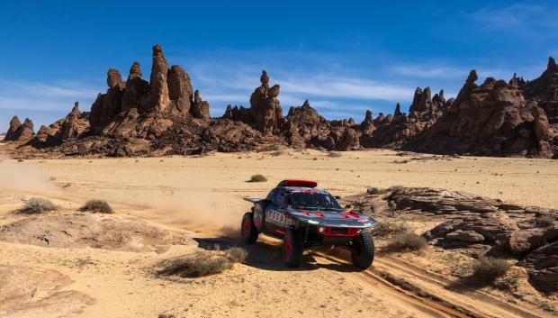 Carlos Sainz en una etapa del Dakar atravesando el desierto