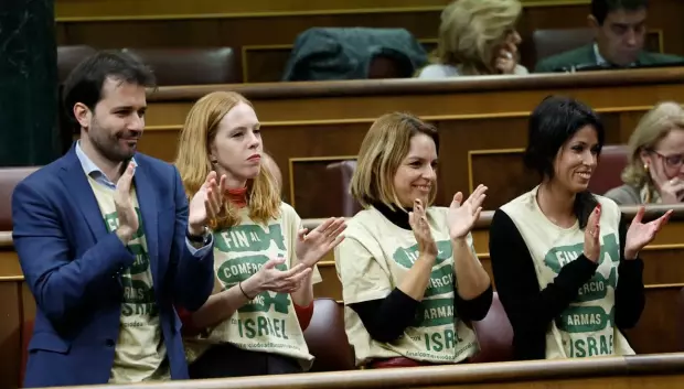 Diputados de Podemos con camisetas en contra de la venta de armas a Israel