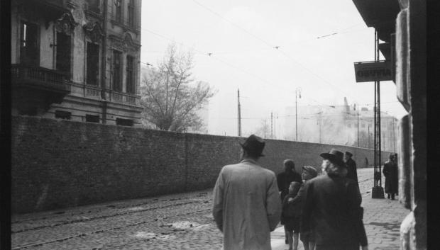 Plaza Muranowska vista desde la calle Przebieg, a la izquierda la casa de la calle Muranowska 7 en el gueto, abril-mayo de 1943