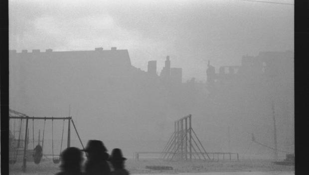 Columpios cubiertos de humo del gueto en llamas en la zona de Ul. Nowiniarska, Bonifraterska y la calle Franciska, en el lado "ario" del muro