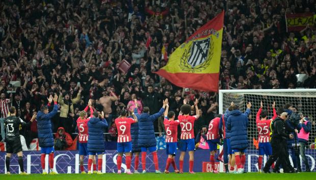 Los jugadores del Atlético celebran el triunfo frente a su afición