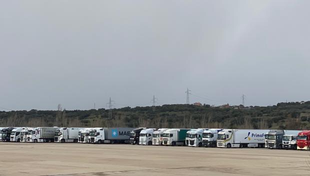 Camiones aparcados en un área de emergencia