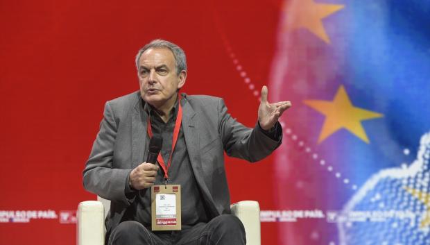 El expresidente del Gobierno y exsecretario general del PSOE, José Luis Rodríguez Zapatero, interviene durante la primera jornada de la Convención Política del Partido Socialista