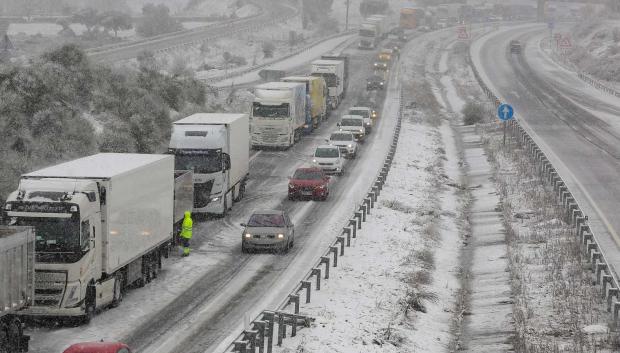 Con esta medida el Gobierno pretende evitar que se colapsen las autopistas cuando nieva