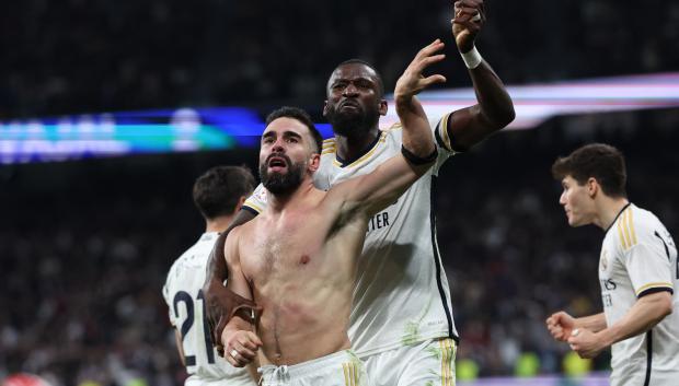La celebración eufórica de Carvajal con su gol en el minuto 99 para dar la victoria al Real Madrid