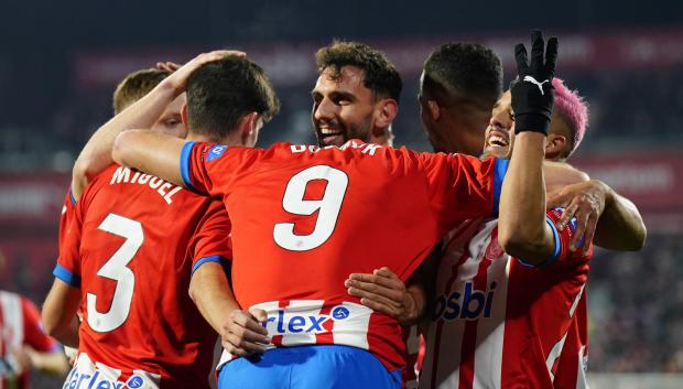 Los jugadores del Girona celebran el tercer gol de su equipo durante el partido ante el Sevilla