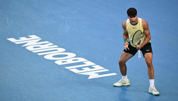 Carlos Alcaraz celebra su triunfo en octavos del Open de Australia