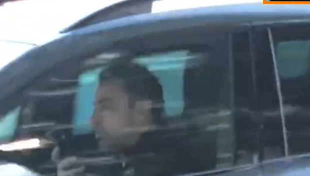 Xavi mientras utiliza el teléfono móvil al volante