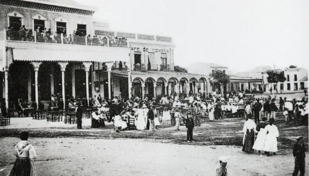 Finales del Siglo XIX en el centro de Torrevieja (Casino y Café España, situados frente a la dársena portuaria)