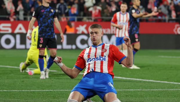 Artem Dovbyk celebrando su segundo gol frente al Sevilla en Liga