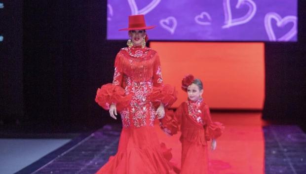 Desfile de Sara de Benítez, en SIMOF.