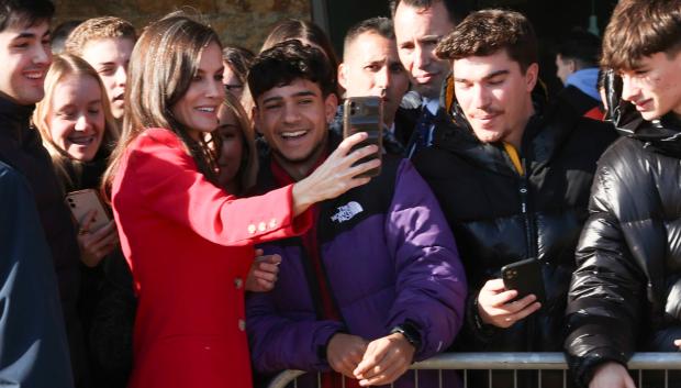 La Reina se fotografía con los jóvenes que se encontraban a la salida del acto Tour de Talento en Lérida