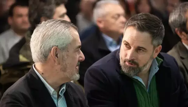 El presidente de Vox, Santiago Abascal, junto a su candidato a presidir la Xunta, Álvaro Díaz-Mella, en un acto de precampaña en Pontevedra, este domingo
El presidente de Vox, Santiago Abascal, junto a su candidato a presidir la Xunta, Álvaro Díaz-Mella, en un acto de precampaña en Pontevedra, este domingo

El presidente de Vox, Santiago Abascal, junto a su candidato a presidir la Xunta, Álvaro Díaz-Mella, en un acto de precampaña en Pontevedra