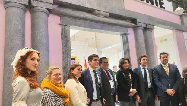 El alcalde de Boadilla en el estand de la localidad