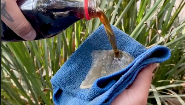 Un poco de refresco de cola en una bayeta es suficiente