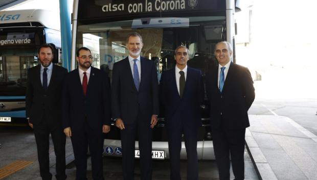 Don Felipe con el presidente del Principado de Asturias, el ministro de Transportes, el presidente de ALSA y el vicepresidente de National Express