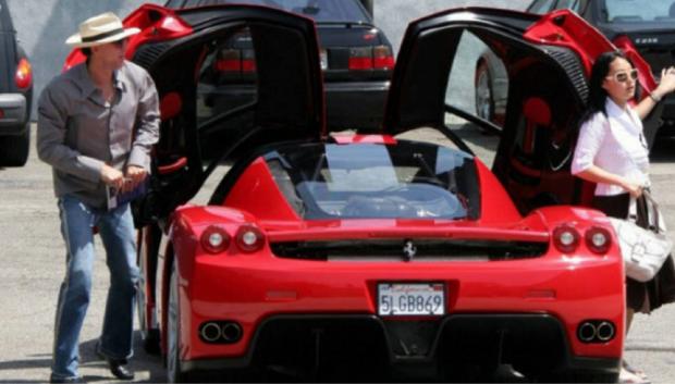 Nicolas Cage junto a su Ferrari Enzo