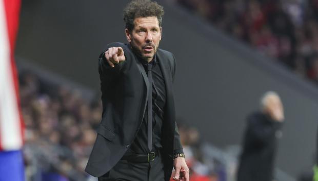 Simeone da instrucciones durante el partido