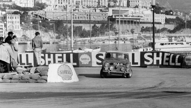 El Mini Cooper S durante su participación en el Rally de Montecarlo (1964)