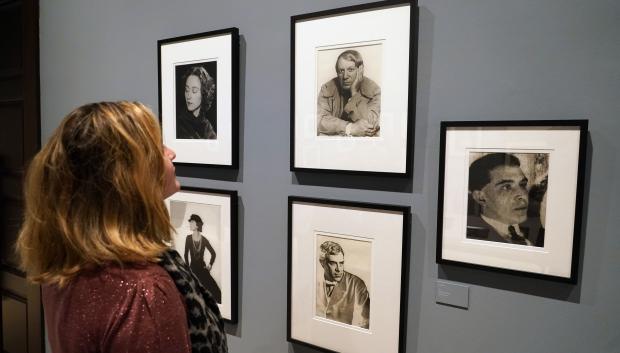 Una mujer observa las fotografías que se exponen en la nueva expocisión del Museo carmen Thyssen de la capital, del fotográfo estadounidense, May Ray a 29 de enero de 2024 en Málaga, Andalucía.//Álex Zea.