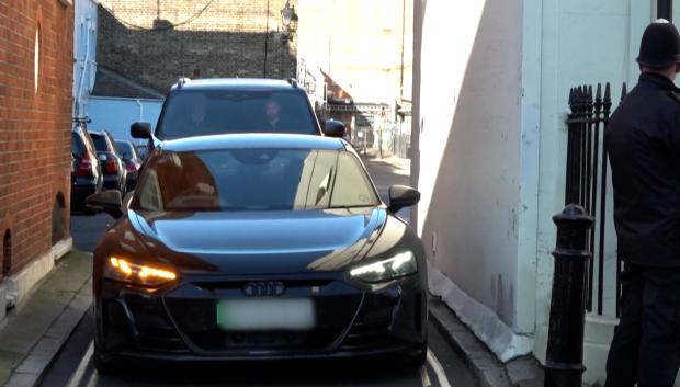 El coche de la polémica en el que el príncipe Guillermo fue a visitar a Kate Middleton