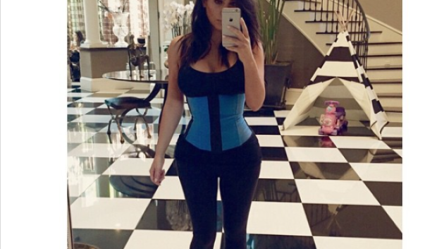 kim kardashian con un 'waist training'