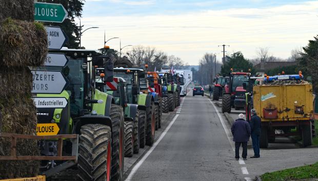 Agricultores franceses participan en una manifestación con sus tractores en Valence d'Agen, sur de Francia