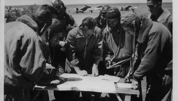 Pilotos italianos estudian mapas de Egipto, septiembre de 1940
