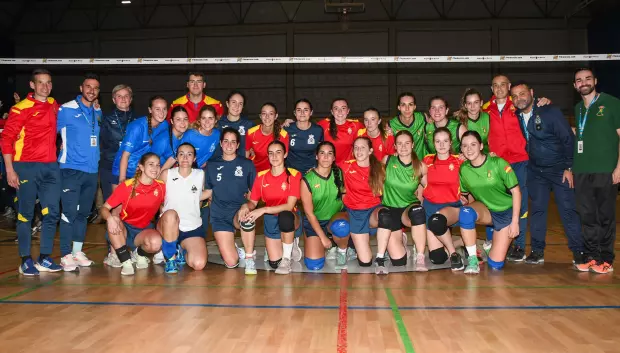 La Princesa, con el equipo de voleibol en la Academia de San Javier