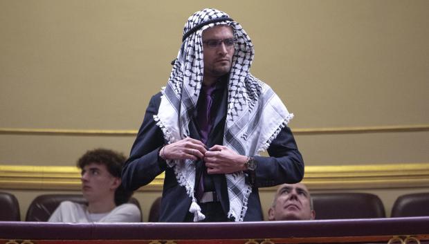 Imagen del hombre con pañuelo árabe que fue expulsado del Congreso