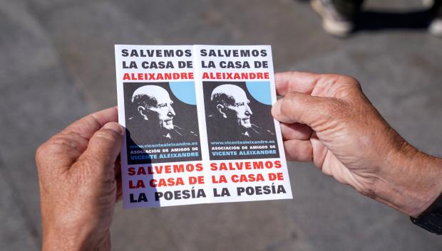 Un cartel en el que se lee: `Salvemos la casa de Aleixandre, salvemos la casa de la poesía´, durante una manifestación por la protección y salvaguarda de la casa del poeta Vicente Aleixandre, en la Puerta del Sol de Madrid, a 7 de julio de 2021, en Madrid (España). Organizado por la Asociación de Amigos de Vicente Aleixandre, la protesta tiene como objetivo denunciar la "inacción" del gobierno autonómico y de la consejería de Cultura por "menospreciar" el valor histórico y cultural de la casa de Aleixandre en la antigua calle de Velintonia.
07 JULIO 2021;VICENTE ALEIXANDRE;POETA;CULTURA;VALOR
A. Pérez Meca / Europa Press
(Foto de ARCHIVO)
07/7/2021