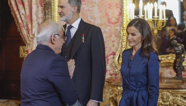 El embajador de Irán saluda con un gesto de respeto a la Reina