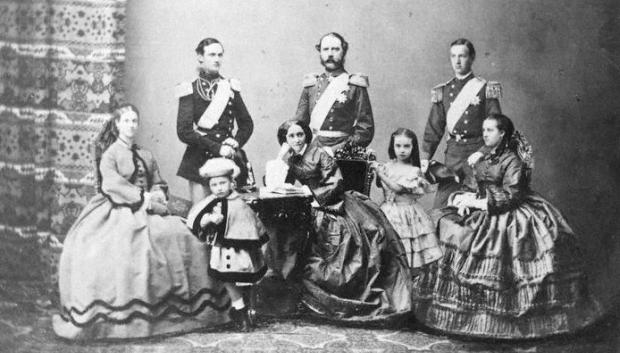 De izquierda a derecha: Dagmar, Frederik, Valdemar, la reina Louise, el rey Christian IX, Thyra, George y Alexandra, en 1862.