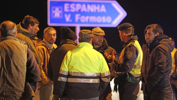 Agricultores portugueses cortan algunas autovías próximas a España