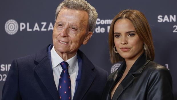 El ex torero español José Ortega Cano (i) y su hija, Gloria Camila, en la presentación de la feria