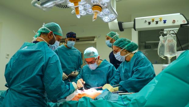 Imagen de una operación de rodilla