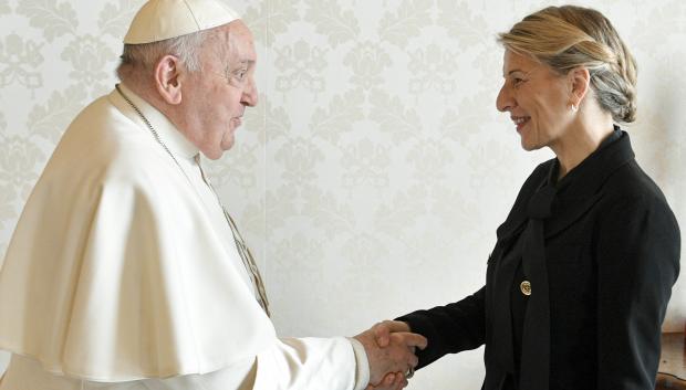 El Papa saluda a Yolanda Díaz en su encuentro este viernes, 2 de febrero de 2024