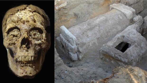 Una de las momias con la lengua de oro y una de las tumbas halladas