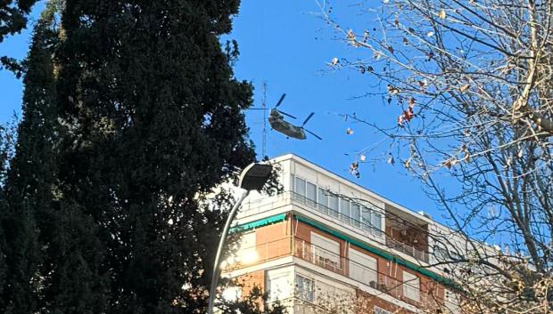 Imagen de un helicóptero Chinook sobrevolando Madrid